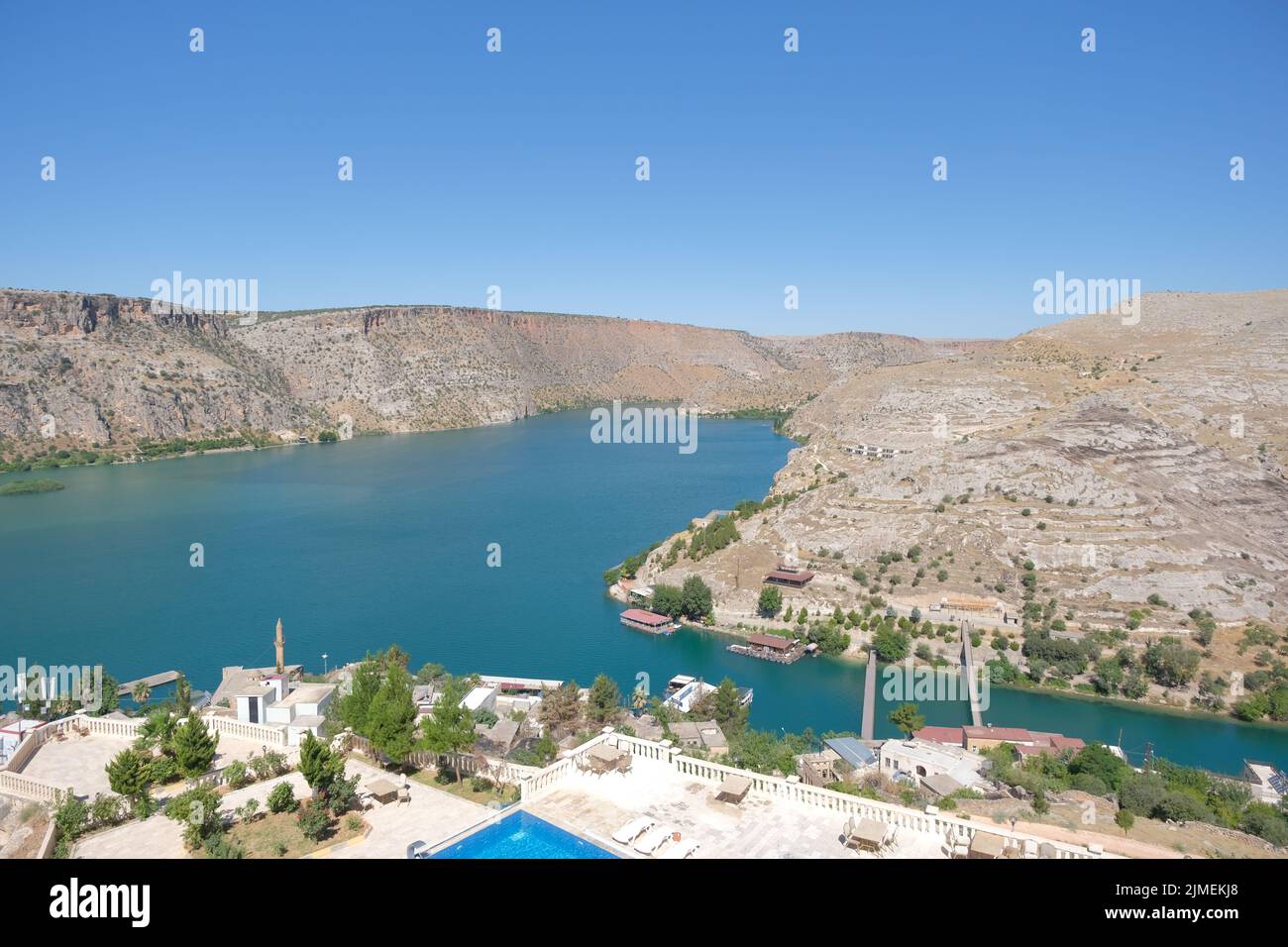 Vue aérienne de l'euphrate et de la ville de Halfeti à Sanliurfa, deux ponts suspendus, 07.14.2022. Halfeti. Turquie Banque D'Images