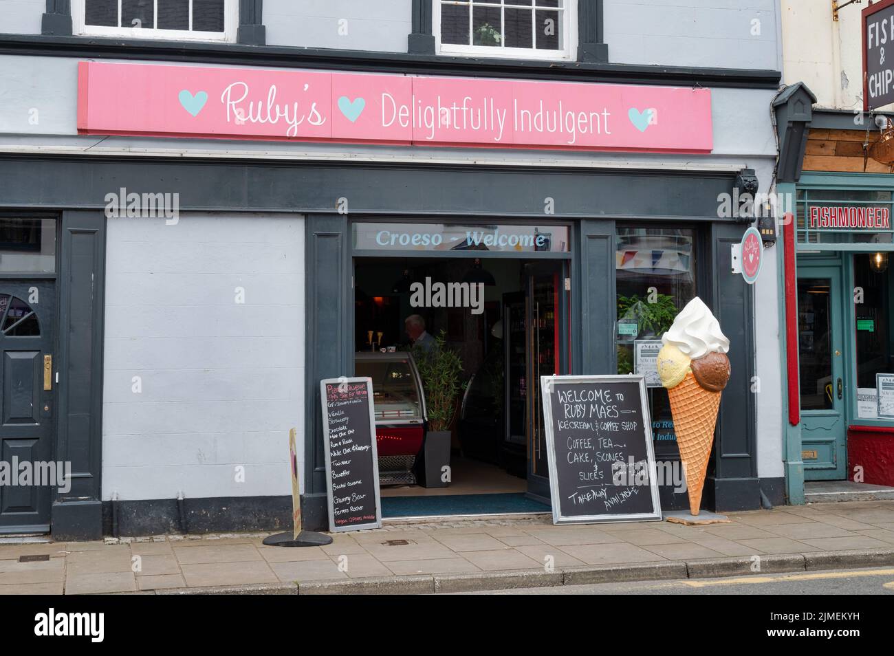 Beaumaris, Royaume-Uni- 8 juillet 2022: Le front de Rusys délicieusement indulgent glace salon à Beaumaris sur l'isalnd d'Anglesey pays de Galles Banque D'Images