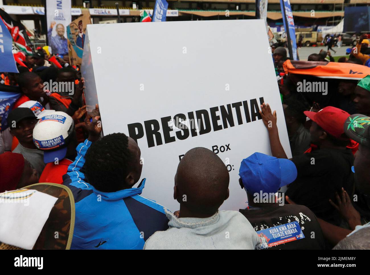 Les partisans du chef de l'opposition kenyan et candidat à la présidence Raila Odinga, de l'Alliance kényane Azimio la Umoja (Déclaration d'unité) One, ont une urne factice lorsqu'ils assistent à son dernier rassemblement de campagne avant l'élection générale, au stade Kasarani à Nairobi, au Kenya 6 août 2022. REUTERS/Thomas Mukoya Banque D'Images