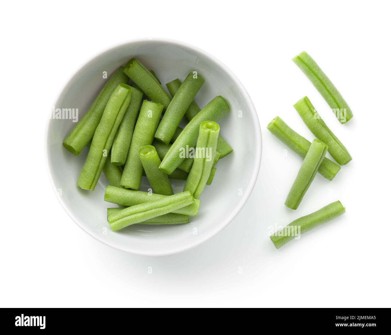 Haricots verts hachés dans un bol en porcelaine isolé Banque D'Images