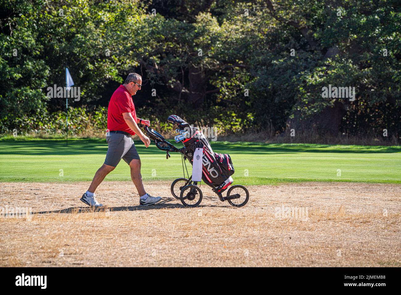 Wimbledon, Londres, Royaume-Uni. 6 août 2022 les golfeurs du club de golf de Wimbledon Common, dans le sud-ouest de Londres, s'entraîner sur les fairways au soleil éclatant ce matin. Des interdictions d'hospe ont été émises dans certaines parties du sud, Qui entre en vigueur le 12 août. Comme le temps chaud et un manque de précipitations continuent d'attraper une grande partie du sud de l'Angleterre et du Royaume-Uni, avec des températures qui devraient atteindre plus de 30celsius d'ici la semaine prochaine Credit. amer ghazzal/Alamy Live News Banque D'Images