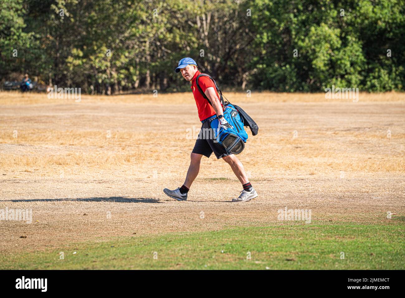 Wimbledon, Londres, Royaume-Uni. 6 août 2022 les golfeurs du club de golf de Wimbledon Common, dans le sud-ouest de Londres, s'entraîner sur les fairways au soleil éclatant ce matin. Des interdictions d'hospe ont été émises dans certaines parties du sud, Qui entre en vigueur le 12 août. Comme le temps chaud et un manque de précipitations continuent d'attraper une grande partie du sud de l'Angleterre et du Royaume-Uni, avec des températures qui devraient atteindre plus de 30celsius d'ici la semaine prochaine Credit. amer ghazzal/Alamy Live News Banque D'Images