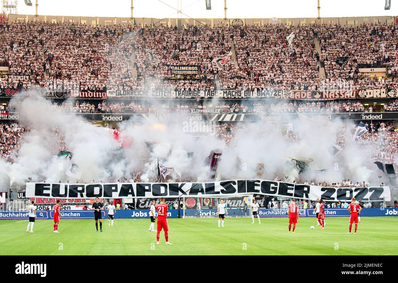 Fans dans le match EINTRACHT FRANKFURT - FC BAYERN MÜNCHEN 1-6 1.Ligue allemande de football le 05 août 2022 à Francfort, Allemagne. Saison 2022/2023, match 1, 1.Bundesliga, FCB, Munich, 1.Spieltag © Peter Schatz / Alamy Live News - LA RÉGLEMENTATION DFL INTERDIT TOUTE UTILISATION DE PHOTOGRAPHIES comme SÉQUENCES D'IMAGES et/ou QUASI-VIDÉO - Banque D'Images