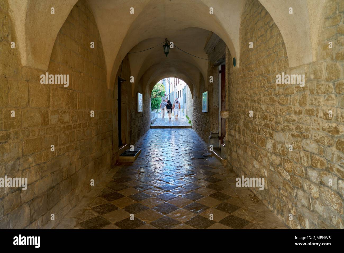 Touristes à un passage à la cathédrale Saint-Quirinus dans la vieille ville de Krk en Croatie Banque D'Images