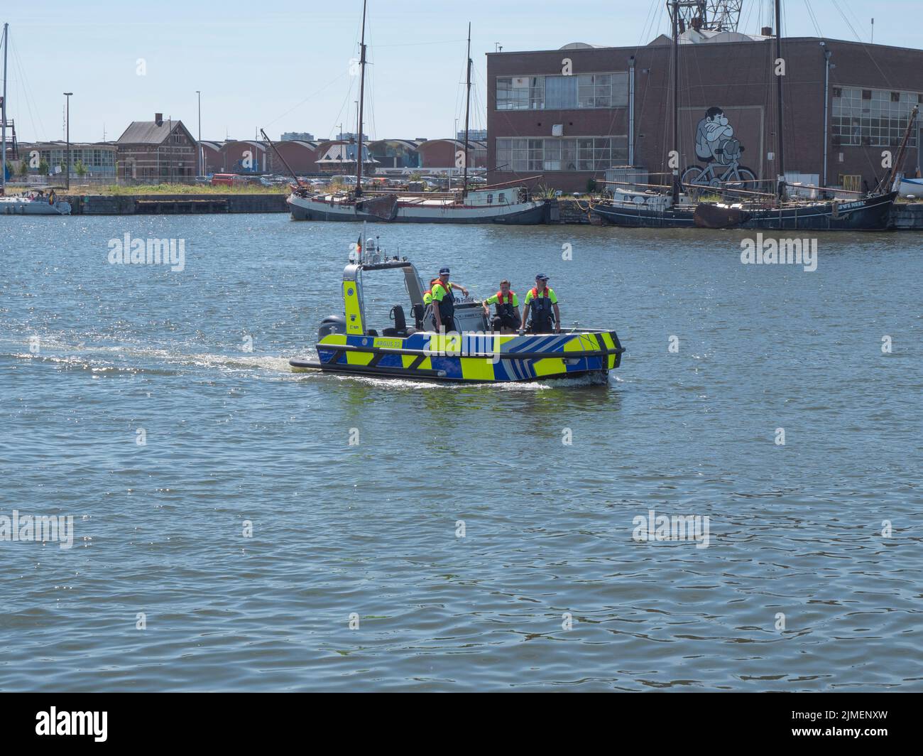 Anvers, Belgique, 24 juin 2022, la police maritime patrouillent avec leur bateau combi sur l'Escaut pendant les courses des grands navires Banque D'Images