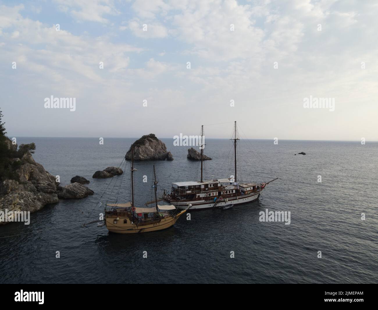 Vue aérienne Pirate Ships près de l'île de Panagia dans la célèbre destination touristique Parga ville la Grèce des Caraïbes d'Epirus Grèce Banque D'Images