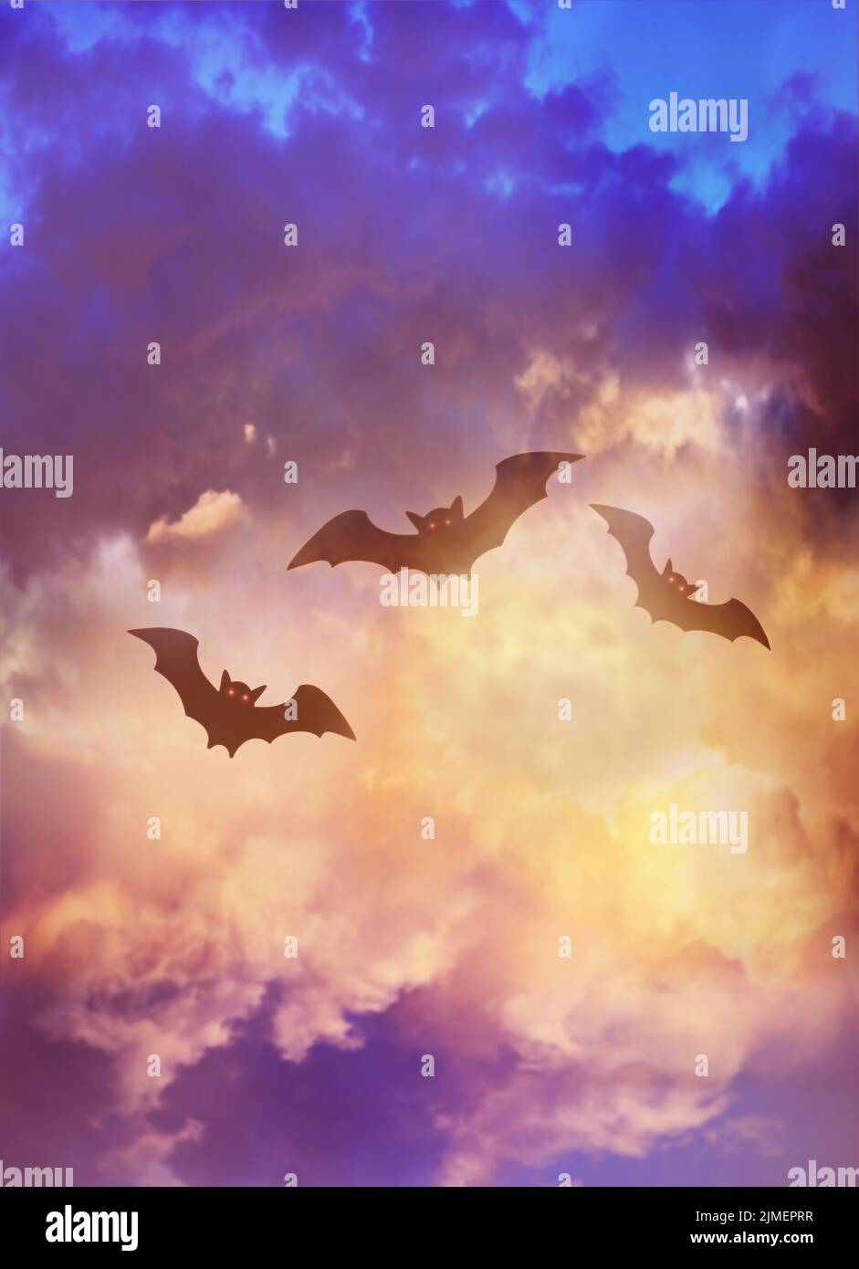 Nuit sombre d'Halloween avec ciel brûlant et chauves-souris noires. Concept Halloween. Banque D'Images