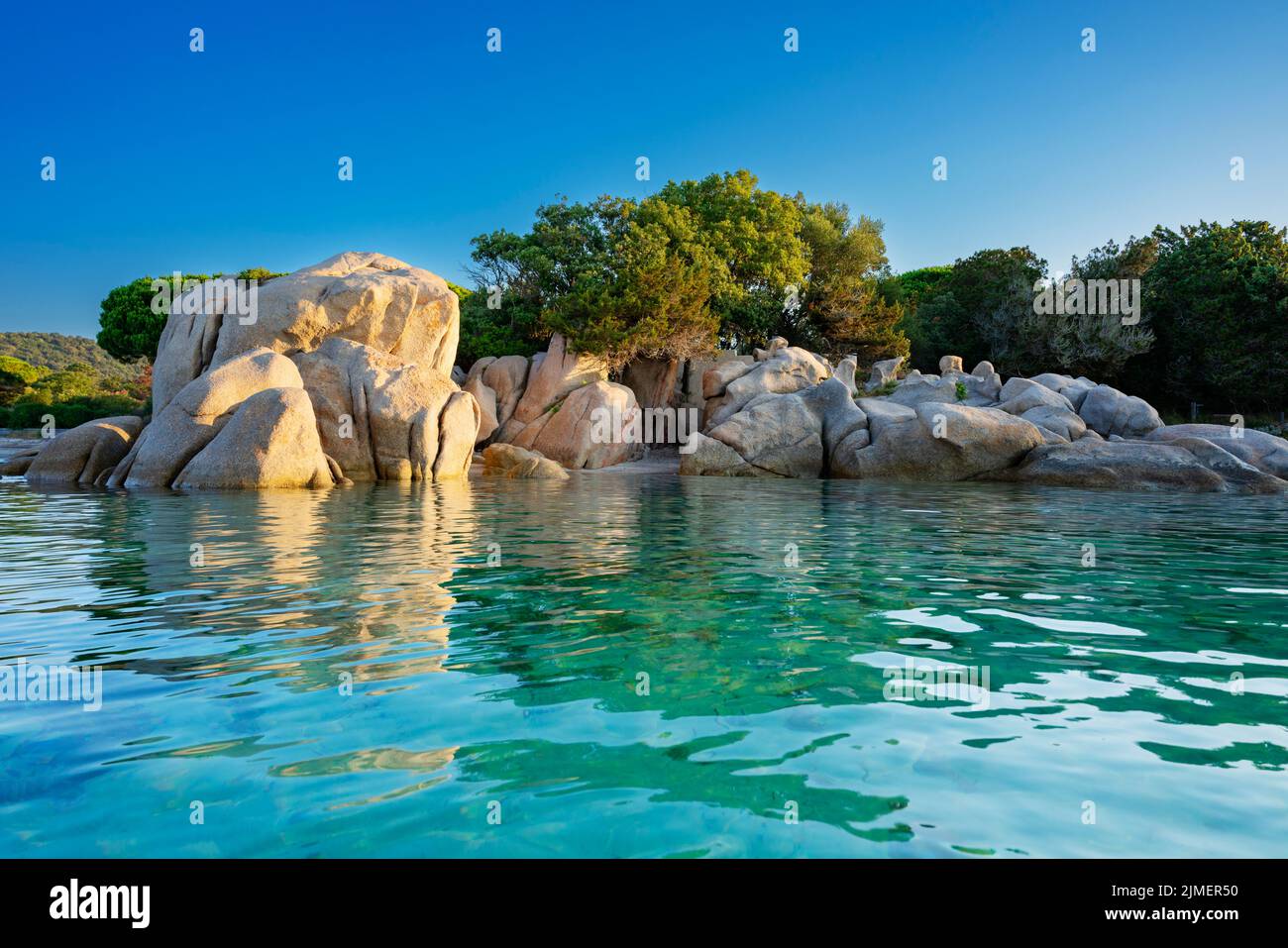 Vue sur le célèbre rocher de la plage de Santa Giulia, Corse Banque D'Images