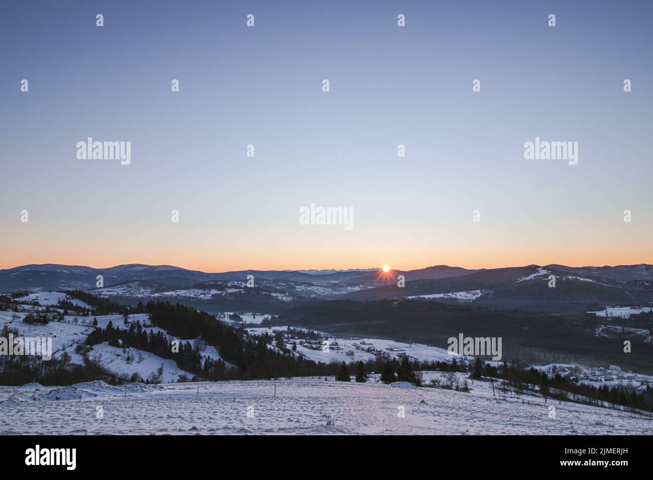 Soleil matinal depuis le mont Ochodzita dans les montagnes de Beskydy en Slovaquie, un matin glacial avec vue sur les basses et hautes Tatras en Pologne et en Slovaquie. Banque D'Images