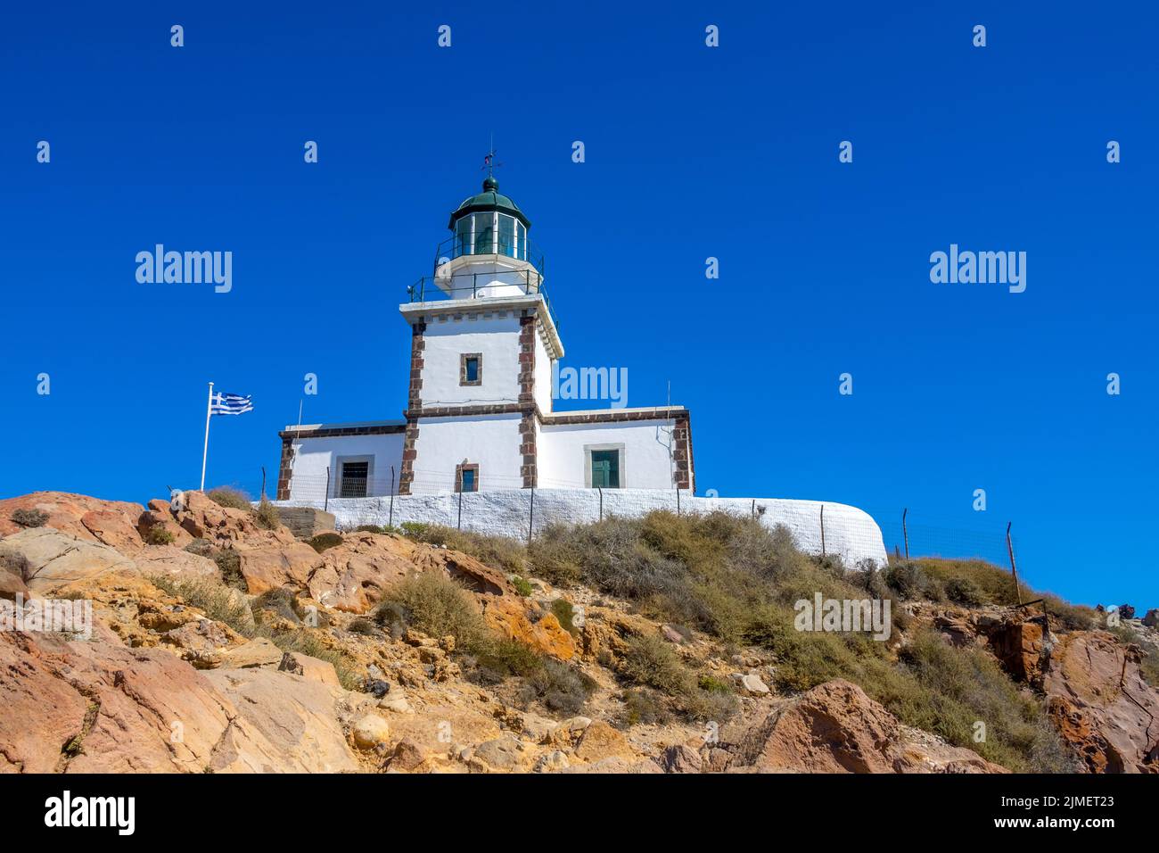 Bâtiment du phare grec sur fond de ciel bleu Banque D'Images