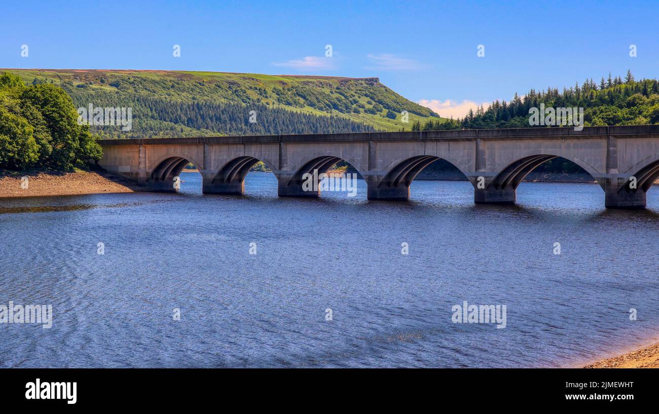 La rivière traversant les arches du pont d'Ashopton sous le ciel bleu Banque D'Images