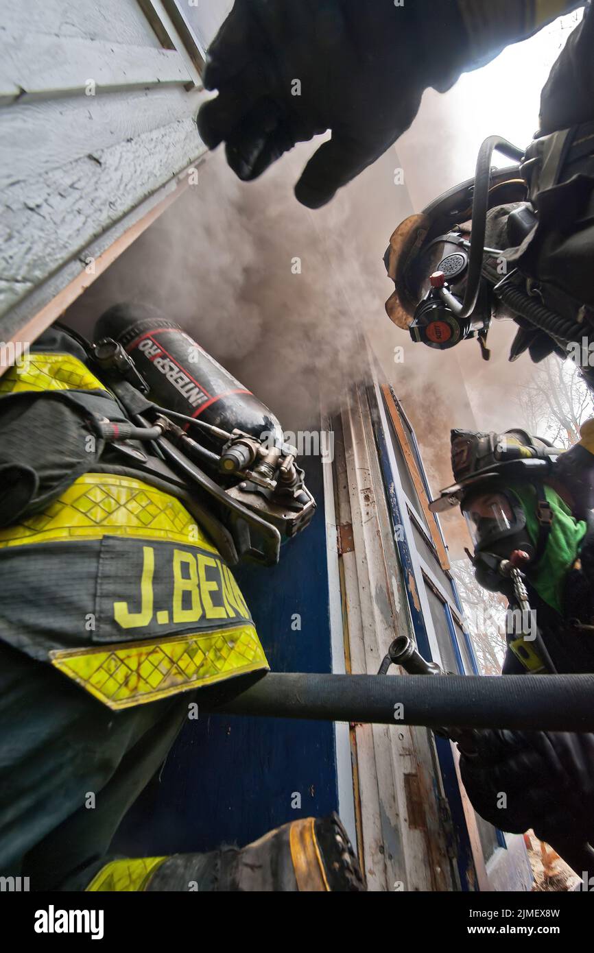 Les pompiers entrent dans un bâtiment en tant que membres du Service des incendies d'East Hampton, ainsi que des membres du Service des incendies de Springs et d'Amaganse Banque D'Images