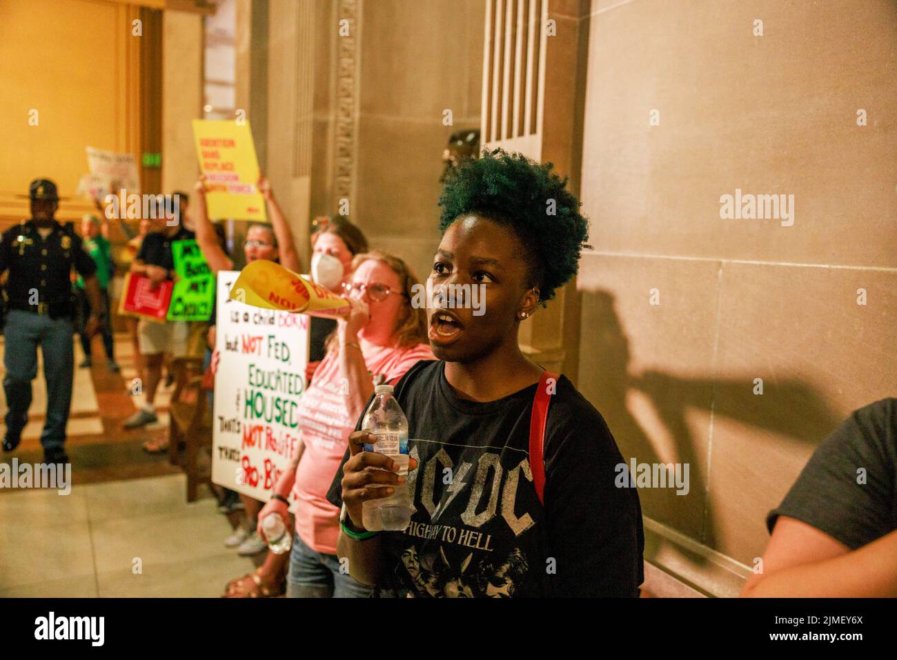 Les militants du droit à l'avortement protestent alors que le Sénat de l'Indiana débat avant de voter pour interdire l'avortement lors d'une session spéciale à Indianapolis. La législature a tenu une session spéciale pour interdire les droits à l'avortement à la suite de la décision de la Cour suprême des États-Unis qui a renvertie Roe c. Wade en juin. Holcomb a signé le projet de loi. (Photo de Jeremy Hogan / SOPA Images / Sipa USA) Banque D'Images