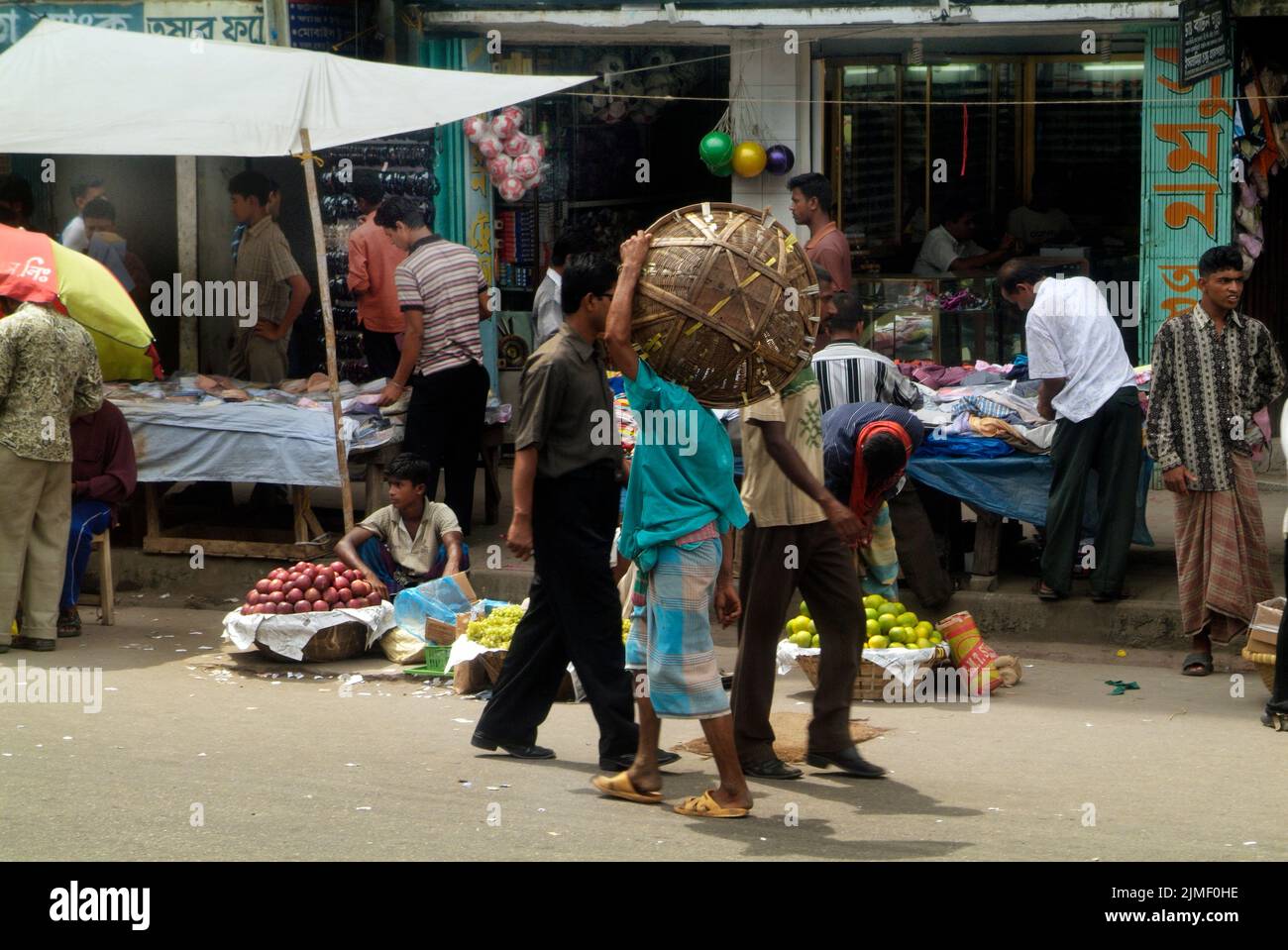 Dhaka, Bangladesh - 17 septembre 2007: Des gens non identifiés sur le marché traditionnel des rues dans la capitale Banque D'Images