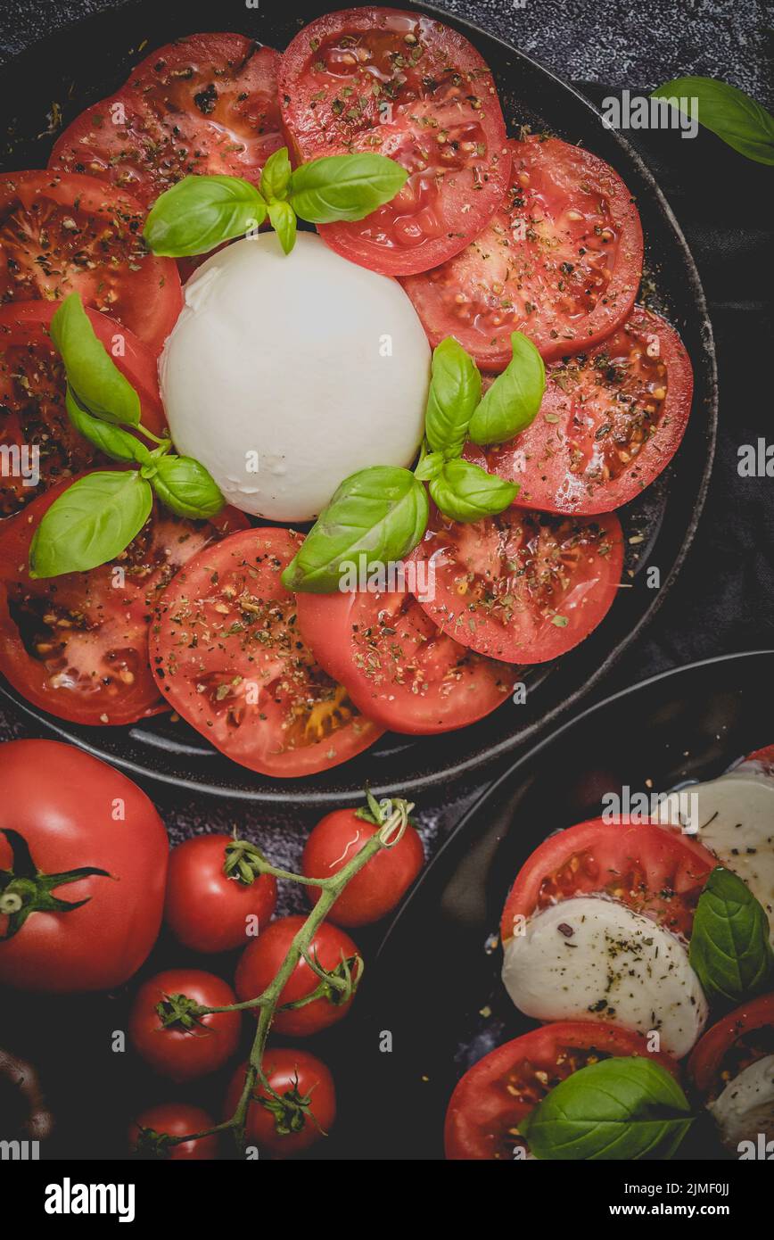 Salades au burrata italien traditionnel et mozzarella avec arugula et tomates Banque D'Images
