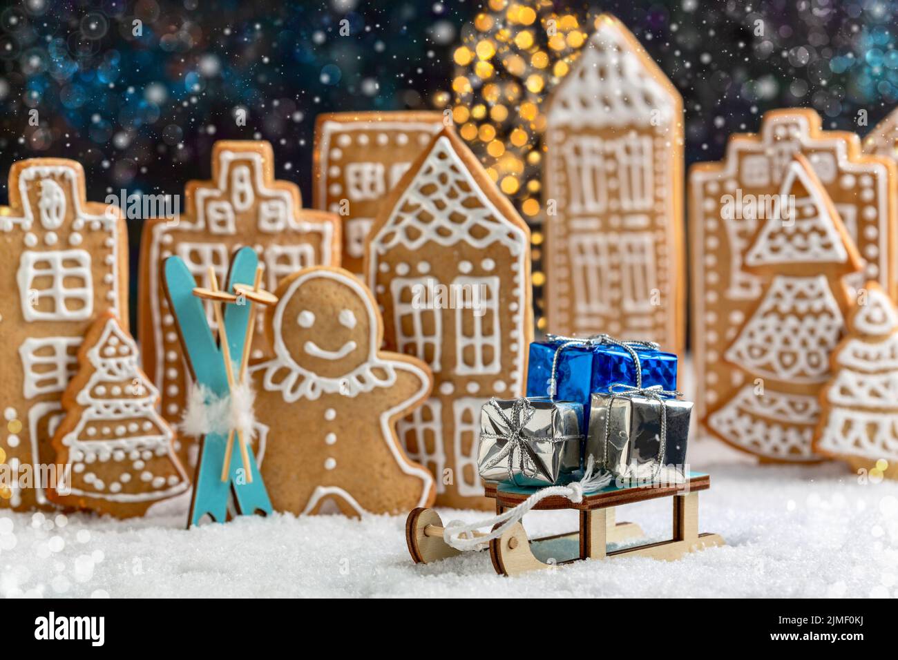 Carte de Noël avec une ville festive de pain d'épice. Banque D'Images