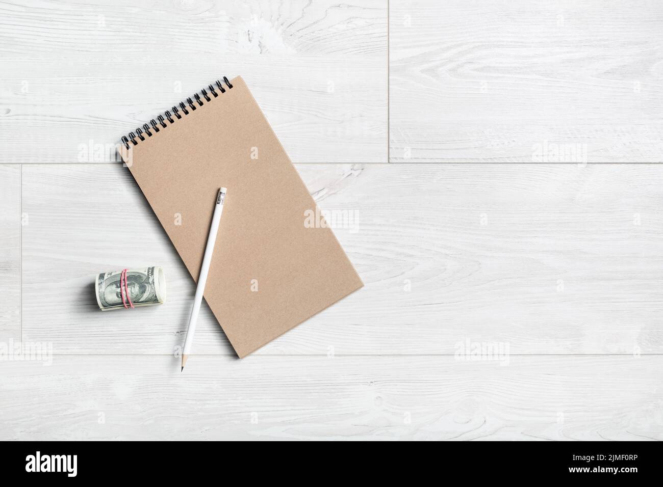 Bloc-notes, crayon et argent Banque D'Images