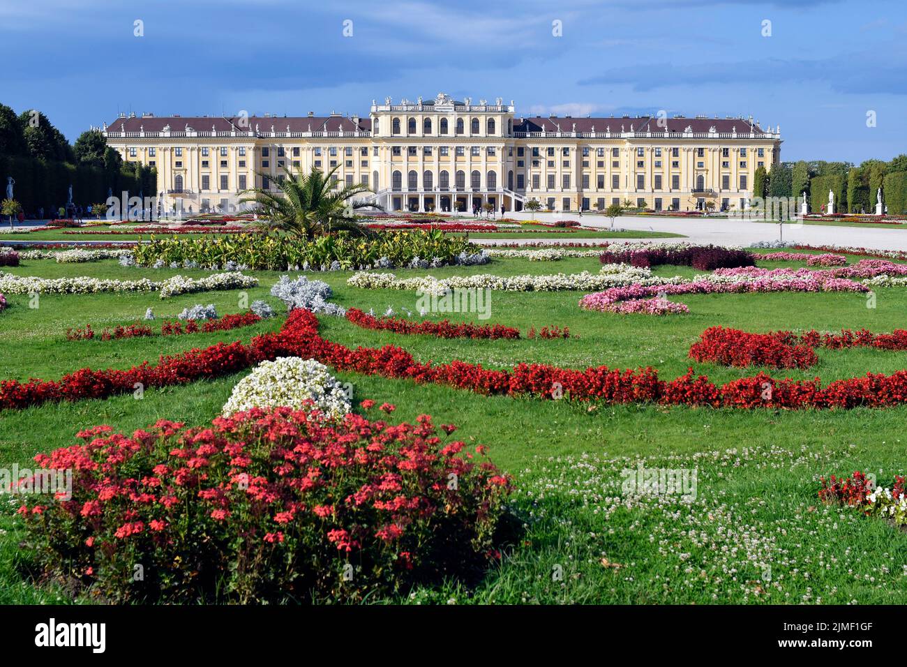 Vienne, Autriche - 01 août 2022 : touristes non identifiés et palais de Schönbrunn du 18th siècle - ancienne résidence des dirigeants des Habsbourg et à Banque D'Images