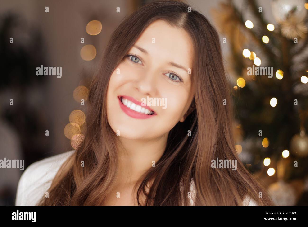 Concept de Noël et d'humeur de vacances.Femme souriante et arbres de Noël décorés sur fond Banque D'Images