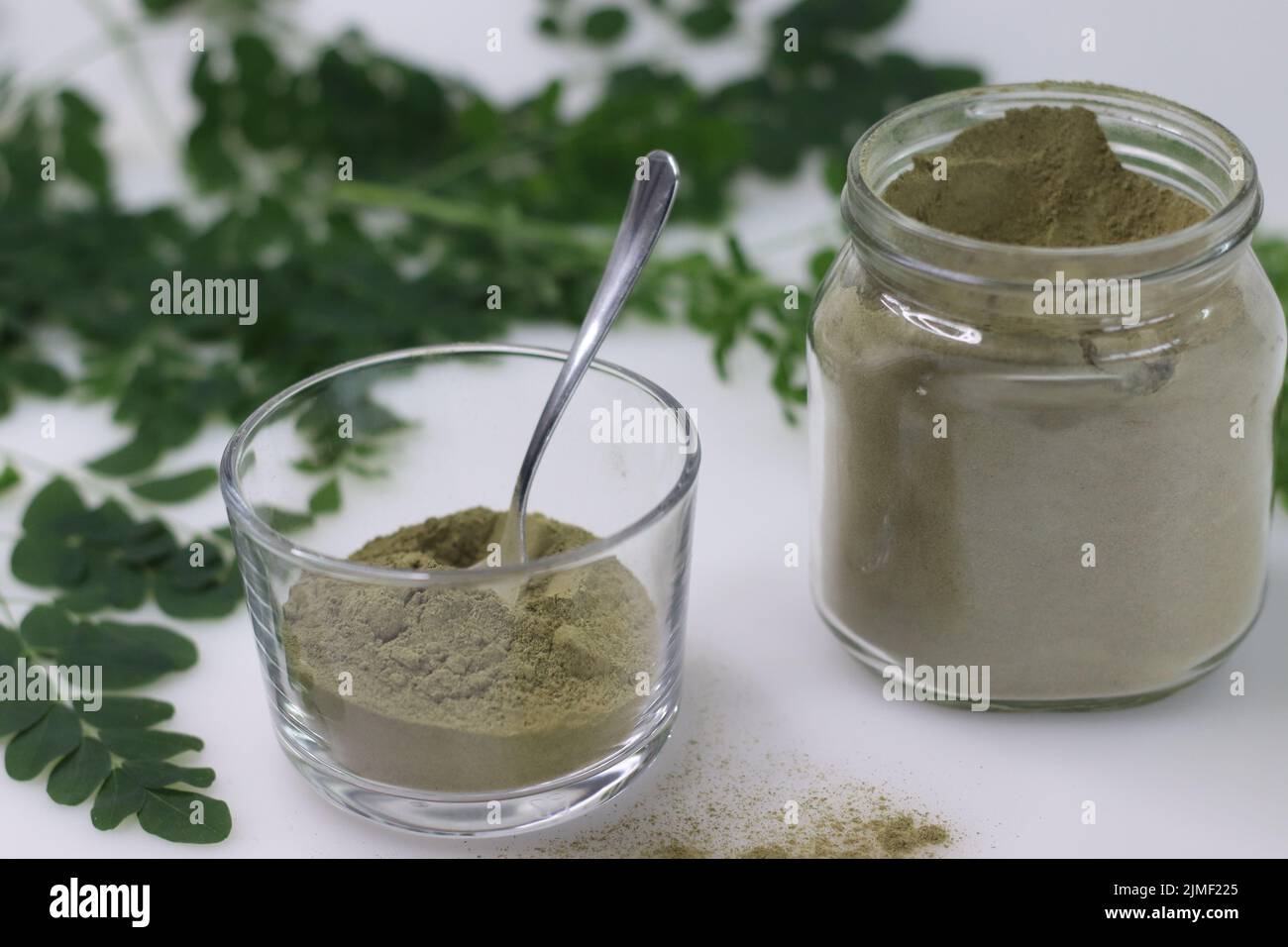 Poudre de feuilles de moringa séchées. Forme en poudre de feuilles de pilon sans tige séchées au soleil. Aide à ajouter des feuilles de moringa à la nourriture. Les feuilles de Moringa sont nutritionnellement Banque D'Images