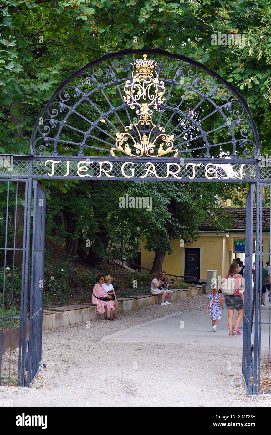 Vienne, Autriche - 01 août 2022 : personnes non identifiées et entrée principale au zoo dans l'ancienne résidence des dirigeants des Habsbourg et aujourd'hui une UNESCO Banque D'Images