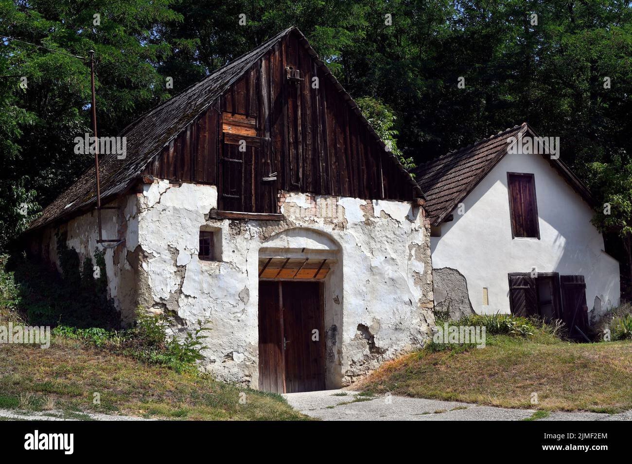 Autriche, grange et ancienne cave à vin construite sur le flanc de la montagne dans la petite ville de Gallbrunn, dans l'est de la Basse-Autriche Banque D'Images
