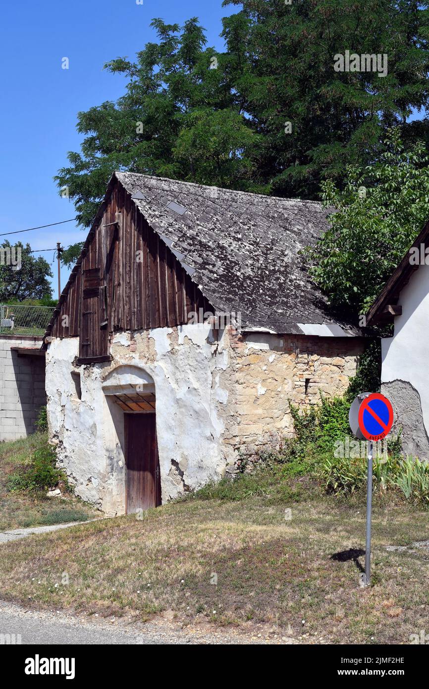 Autriche, grange et ancienne cave à vin construite sur le flanc de la montagne dans la petite ville de Gallbrunn, dans l'est de la Basse-Autriche Banque D'Images