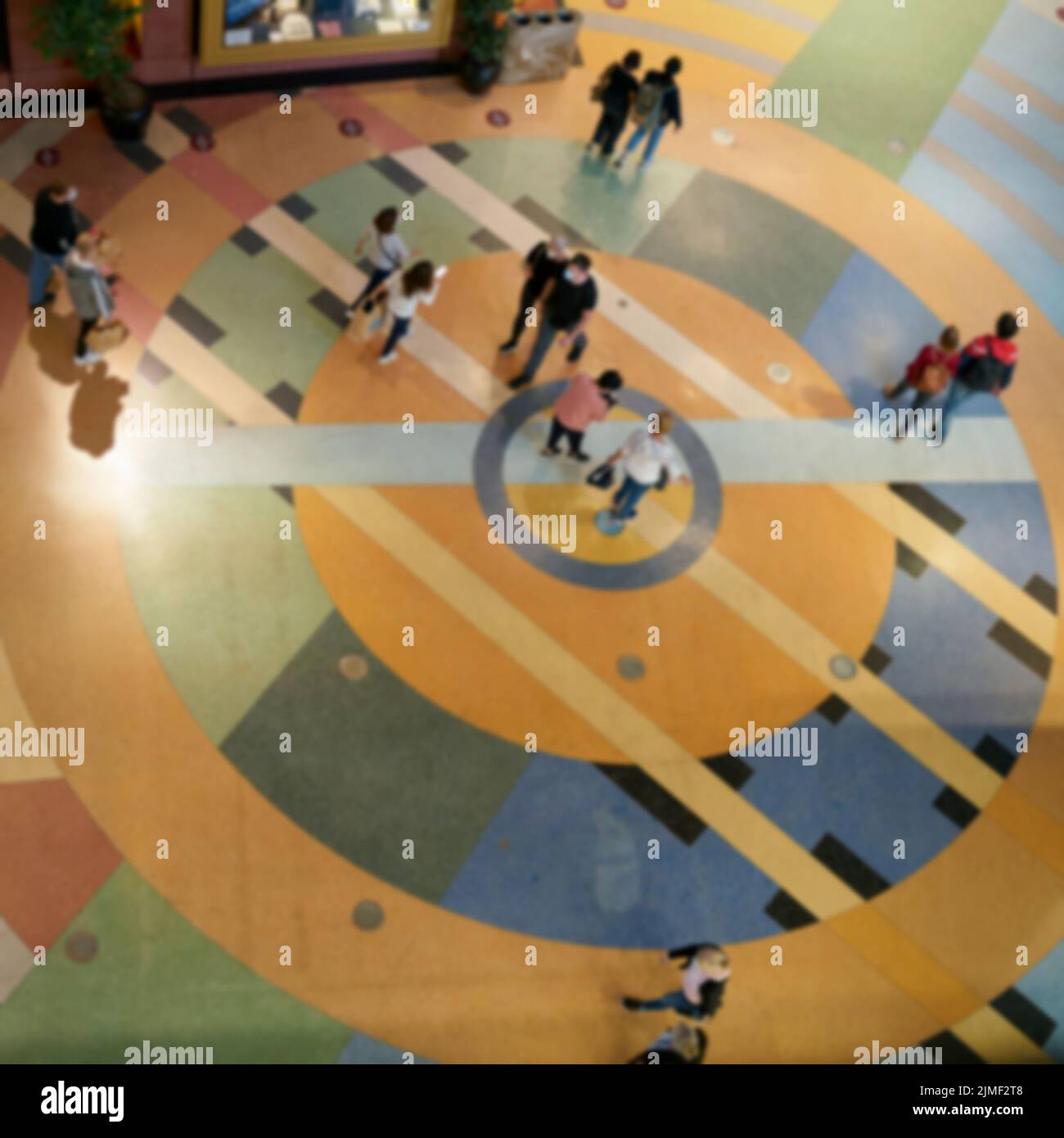 Image floue des gens pressés avec espace libre de texte Banque D'Images