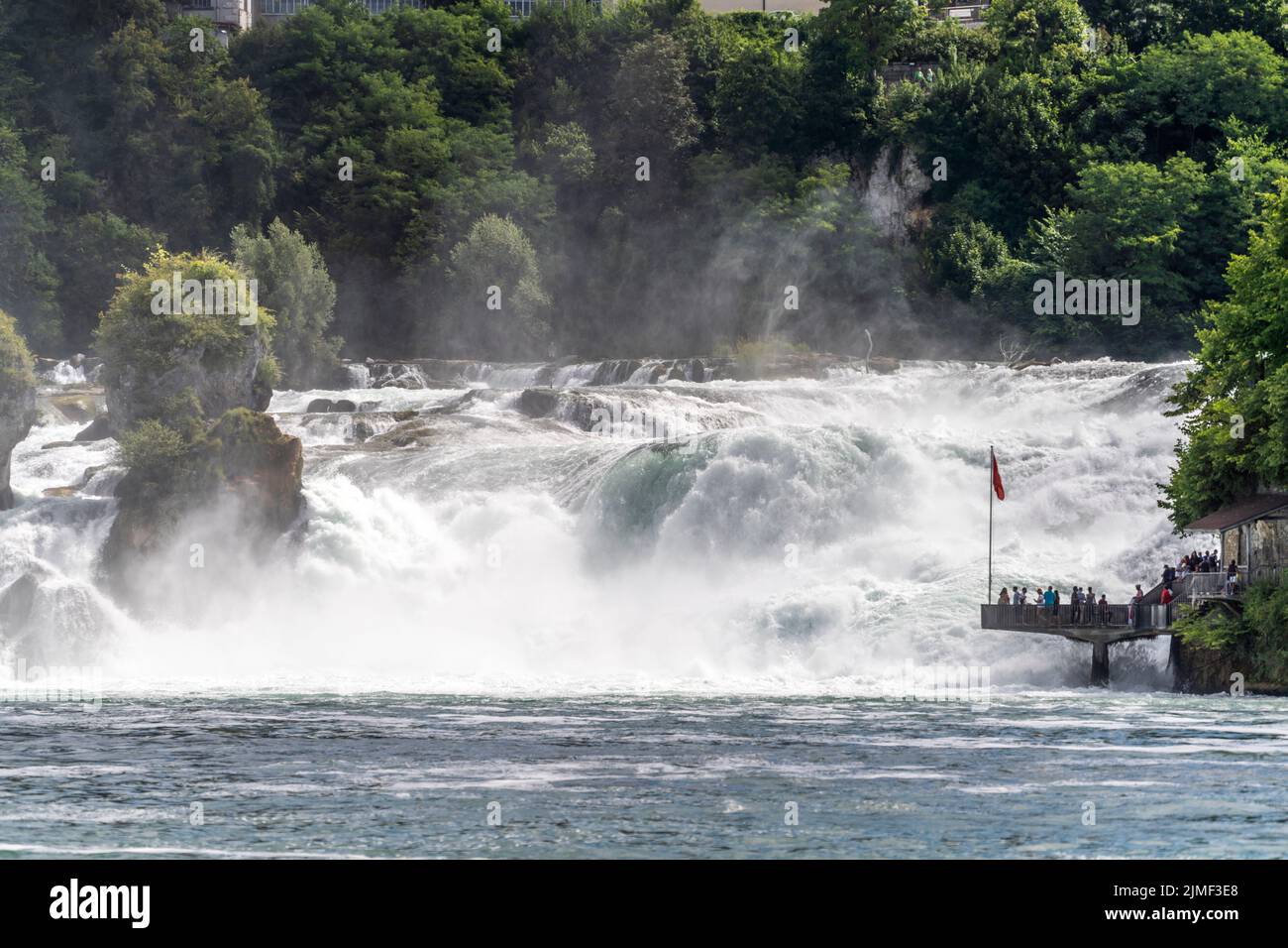 Aussichtsplattform am Wasserfall Rheinfall BEI Neuhausen am Rheinfall, Schweiz, Europa | plateau d'observation des chutes du Rhin, Neuhausen am Rheinfall, Switzer Banque D'Images