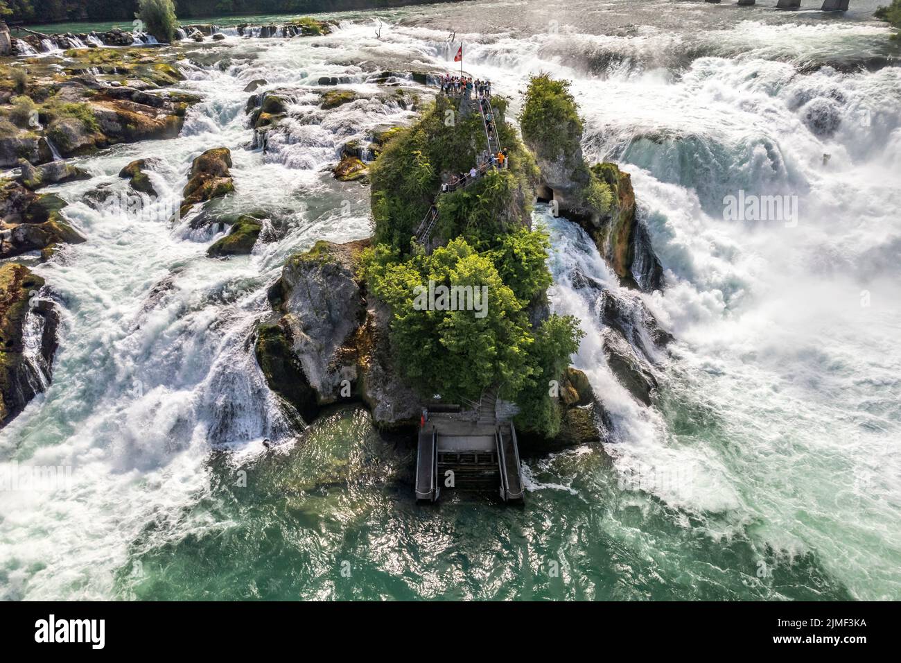 Besucher auf dem Felsen im Wasserfall Rheinfall, Neuhausen am Rheinfall, Schweiz, Europa | visiteurs sur le rocher des chutes du Rhin, Neuhausen am Rhe Banque D'Images