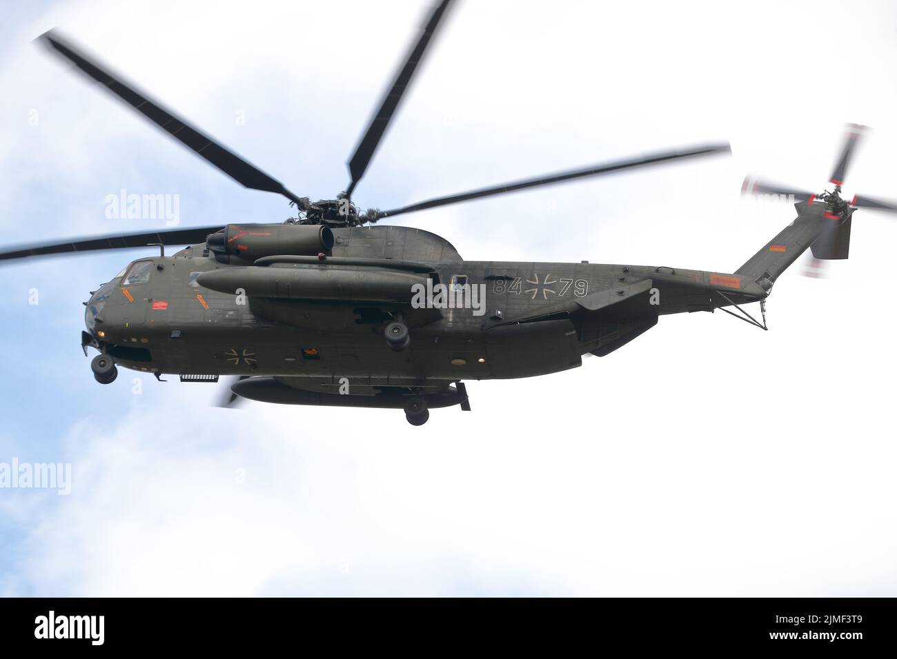 Un hélicoptère de levage lourd Sikorsky CH-53G Sea Stallion allemand arrivant pour le Royal International Air Tattoo RIAT 2022 à RAF Fairford, Royaume-Uni Banque D'Images