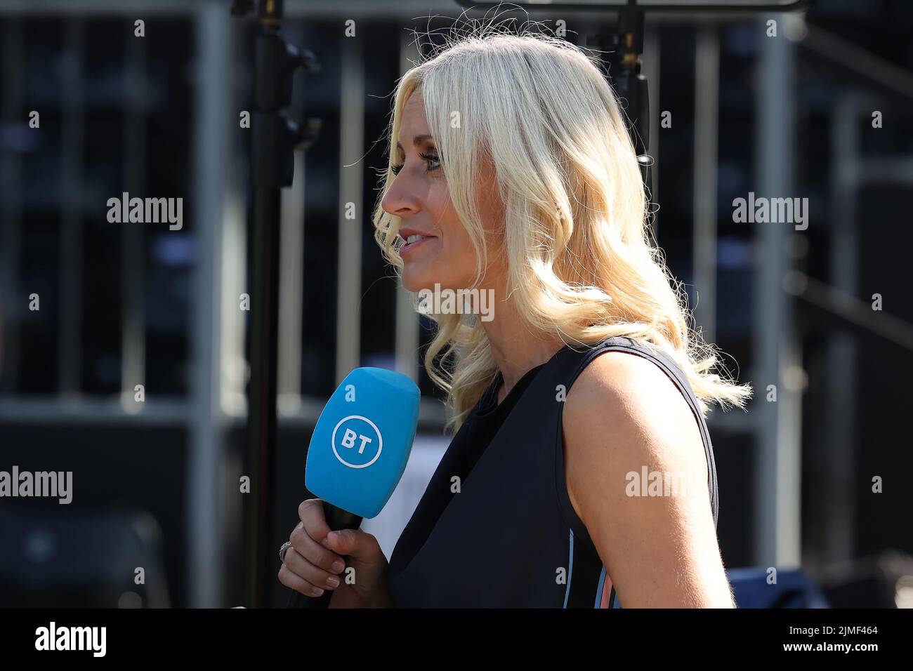 Craven Cottage, Fulham, Londres, Royaume-Uni. 6th août 2022. Premier League football, Fulham versus Liverpool: BT Sport présentateur Lynsey Hipgrave met en place pour le jeu crédit: Action plus Sports/Alamy Live News Banque D'Images