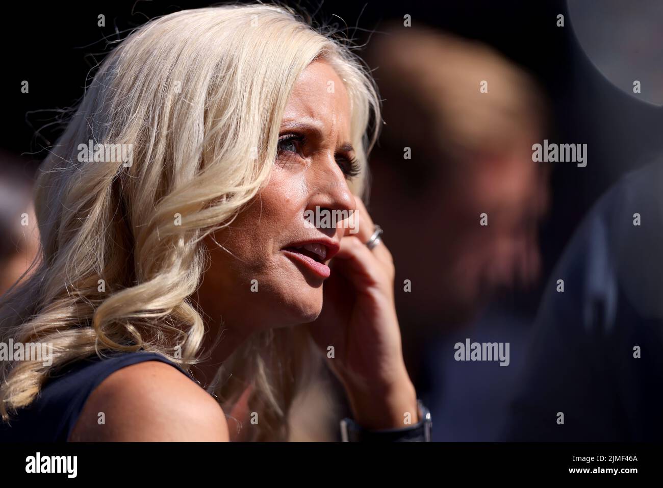 Craven Cottage, Fulham, Londres, Royaume-Uni. 6th août 2022. Premier League football, Fulham versus Liverpool: BT Sport présentateur Lynsey Hipgrave met en place pour le jeu crédit: Action plus Sports/Alamy Live News Banque D'Images