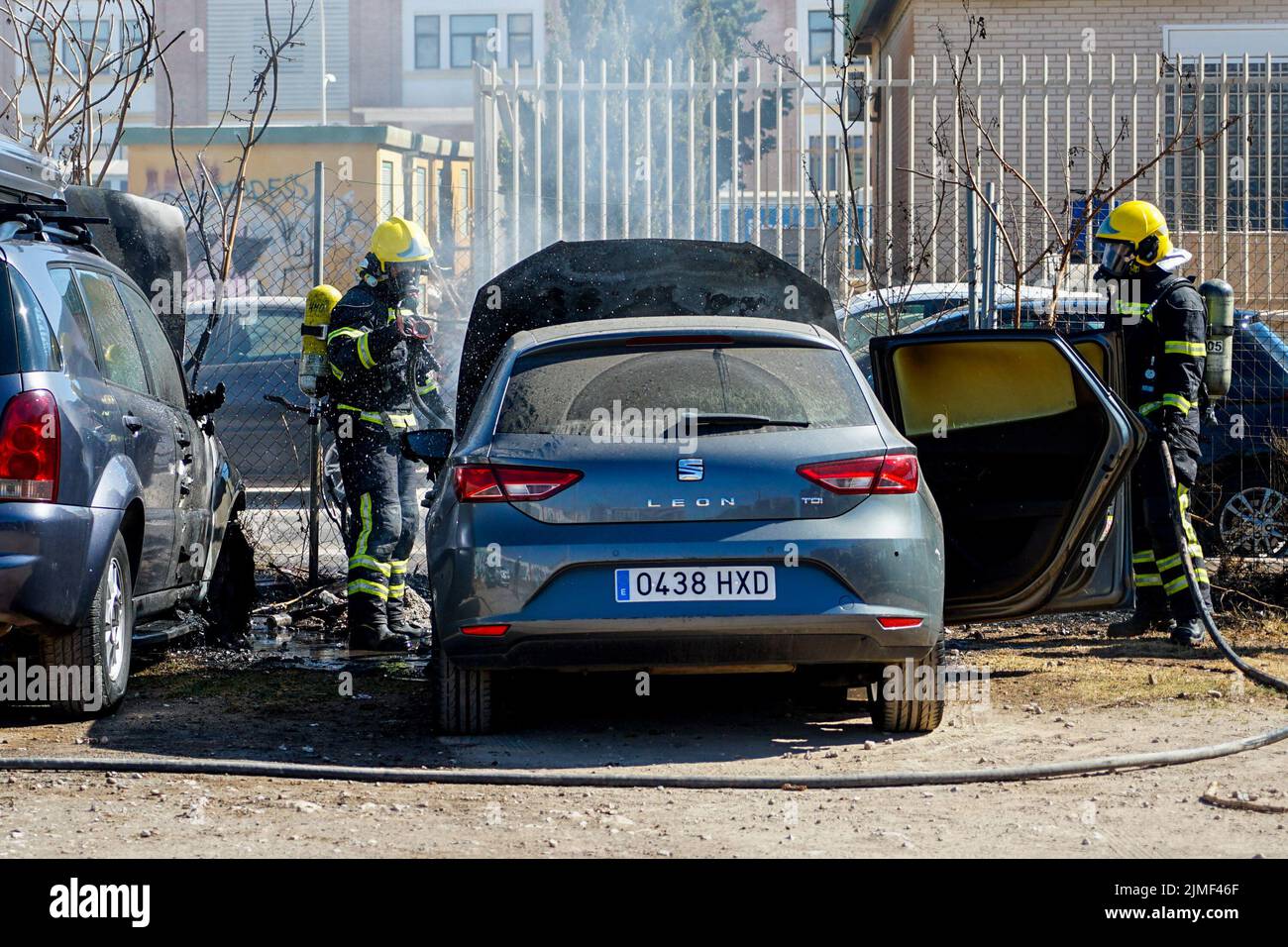 Malaga, Espagne. 2nd août 2022. Les pompiers ont incendié une voiture à la Calle Pacifico, à Madrid. L'incendie a commencé dans le moteur de l'une des voitures et s'est ensuite propagé à la voiture à côté. Deux véhicules ont été endommagés par l'incendie. Il n'y a pas eu de blessure. (Image de crédit : © Francis Gonzalez/SOPA Images via ZUMA Press Wire) Banque D'Images