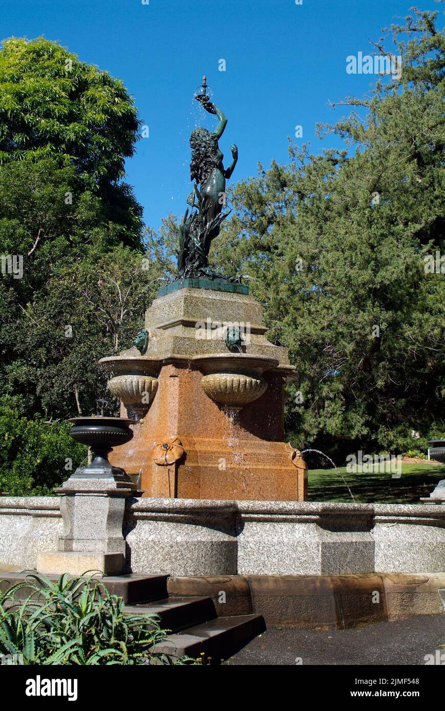 Australie, fontaine Lewis Wolfe Levy avec sculpture dans le jardin botanique royal public Banque D'Images