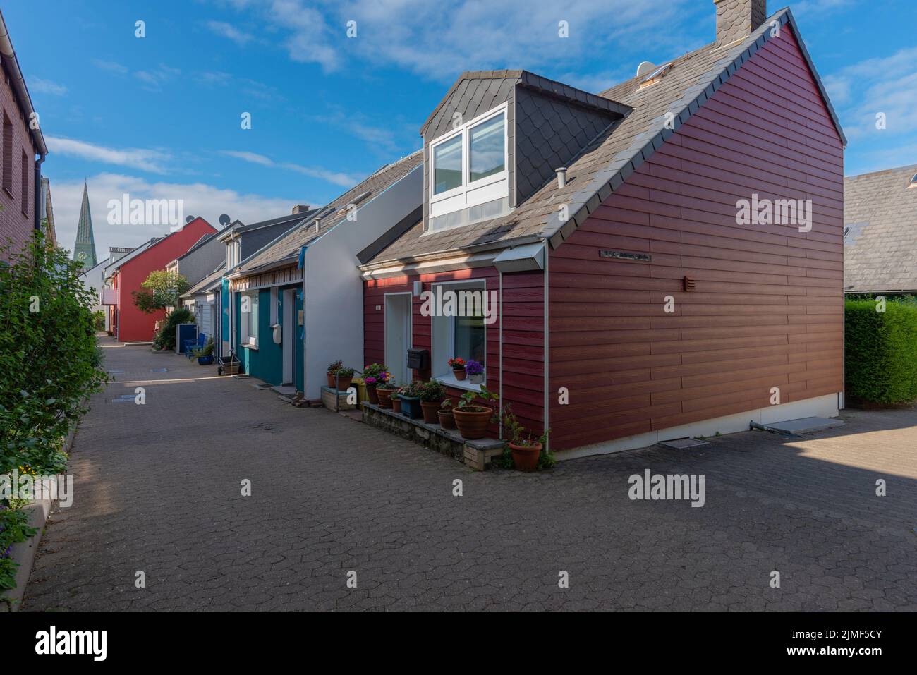 Architecture typique avec des couleurs de terre et des gables asymétriques dans le Haut-pays de l'île de la Mer du Nord Heligoland, Schleswig-Holstein, Allemagne du Nord Banque D'Images