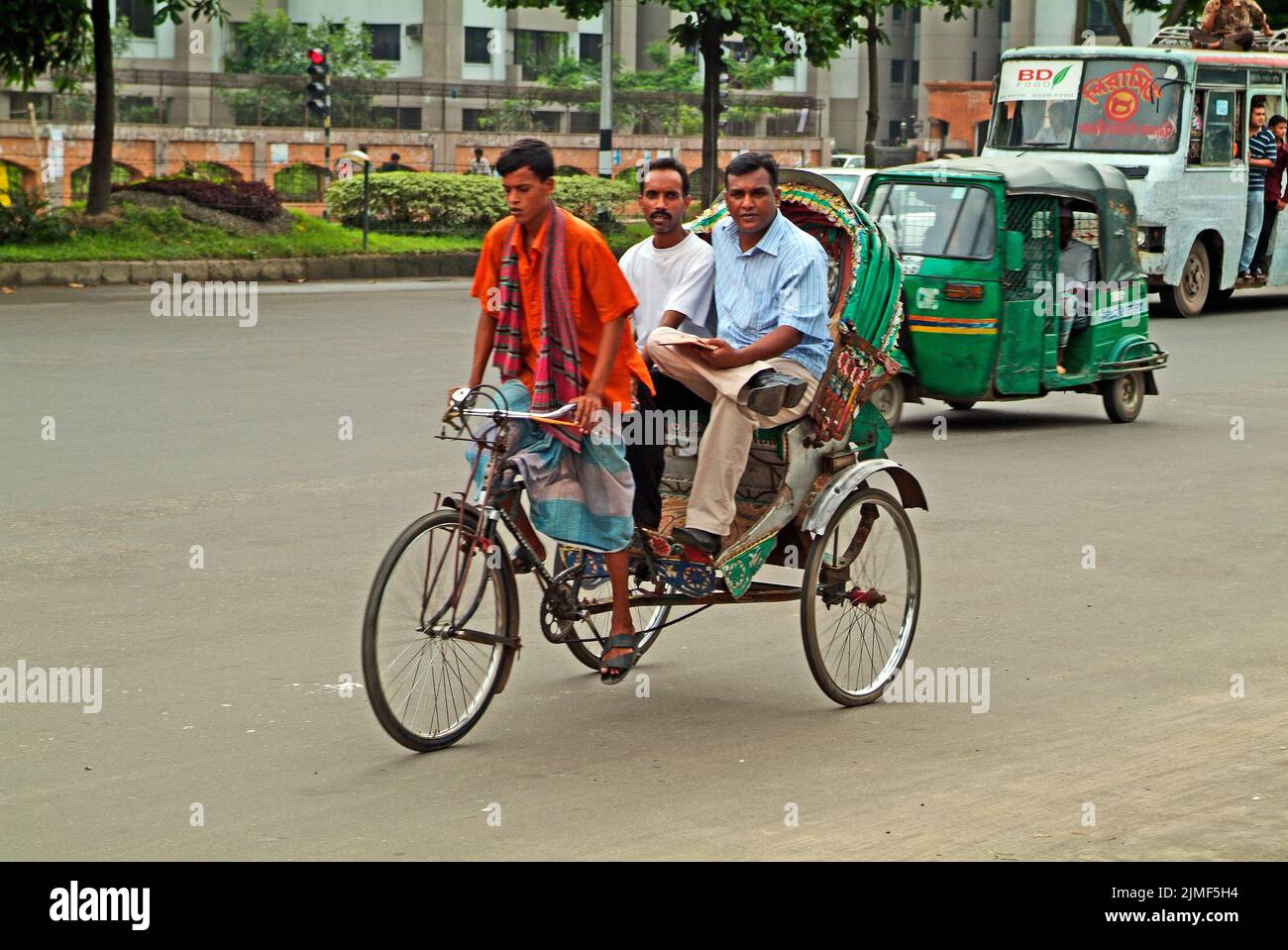 Dhaka, Bangladesh - 17 septembre 2007: Des personnes non identifiées dans le pousse-pousse à vélo traditionnel et le pousse-pousse motorisé appelé Tuk-Tuk Banque D'Images