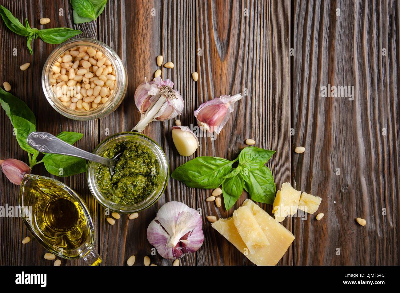 Flat Lay vue sur le fond de nourriture de la sauce pesto genovese et ses ingrédients. Espace pour le texte Banque D'Images