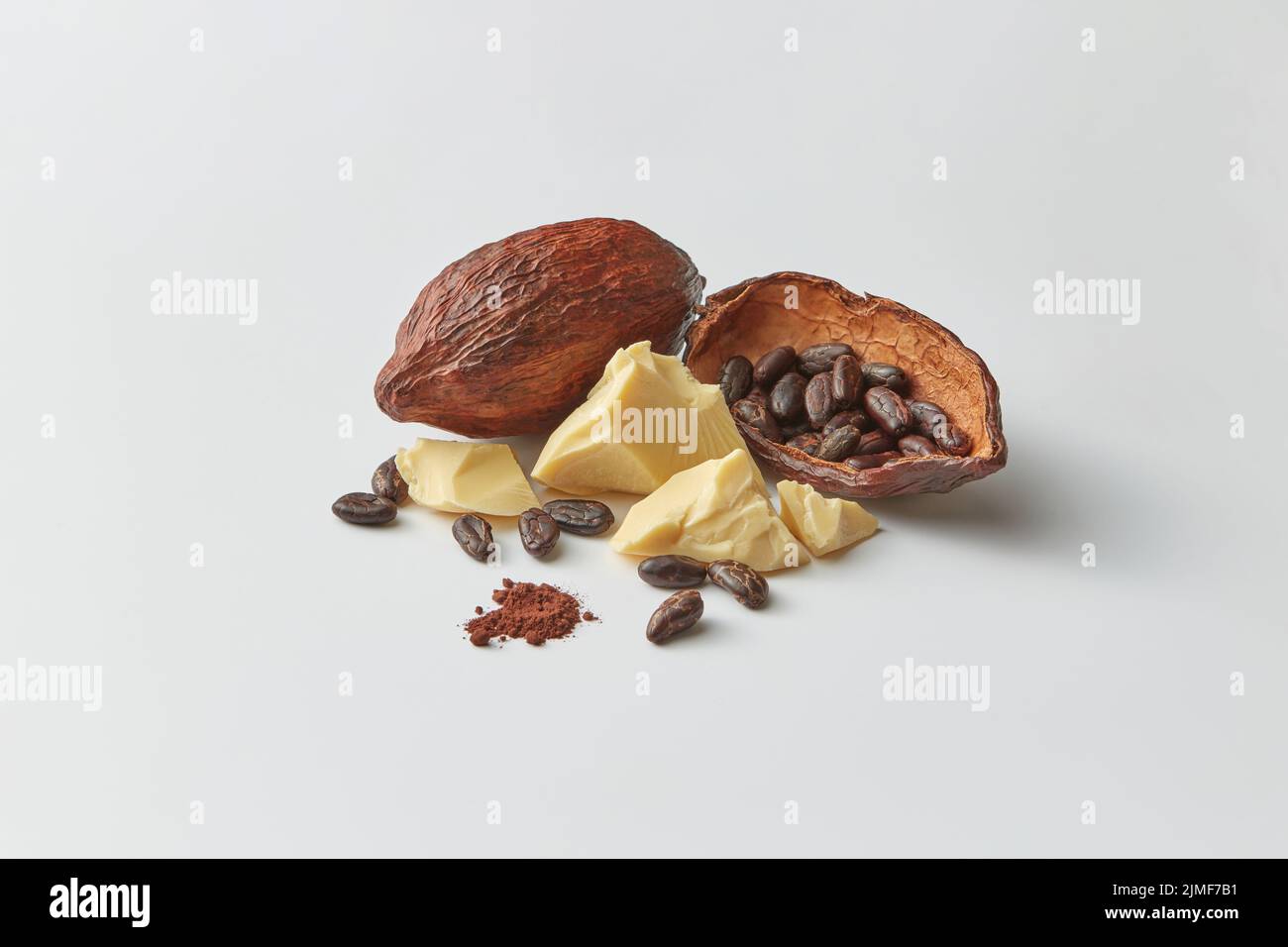 Fèves de cacao dans les gousses et le beurre Banque D'Images