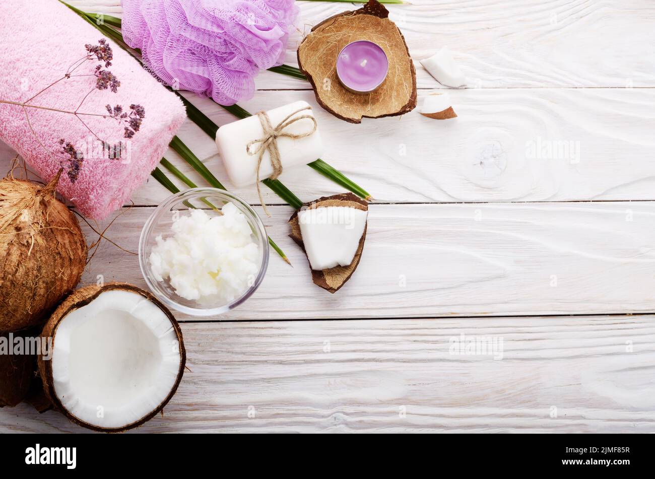 Télévision jeter soins du corps savon à l'huile de coco et l'ensemble de bougies sur table blanc Banque D'Images