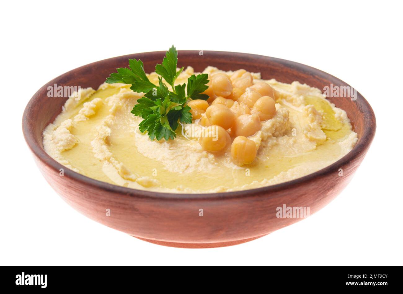 Houmous faits de pois chiches cuits, écrasés de haricots et de feuilles de coriandre verte isolées sur fond blanc. Masque Banque D'Images