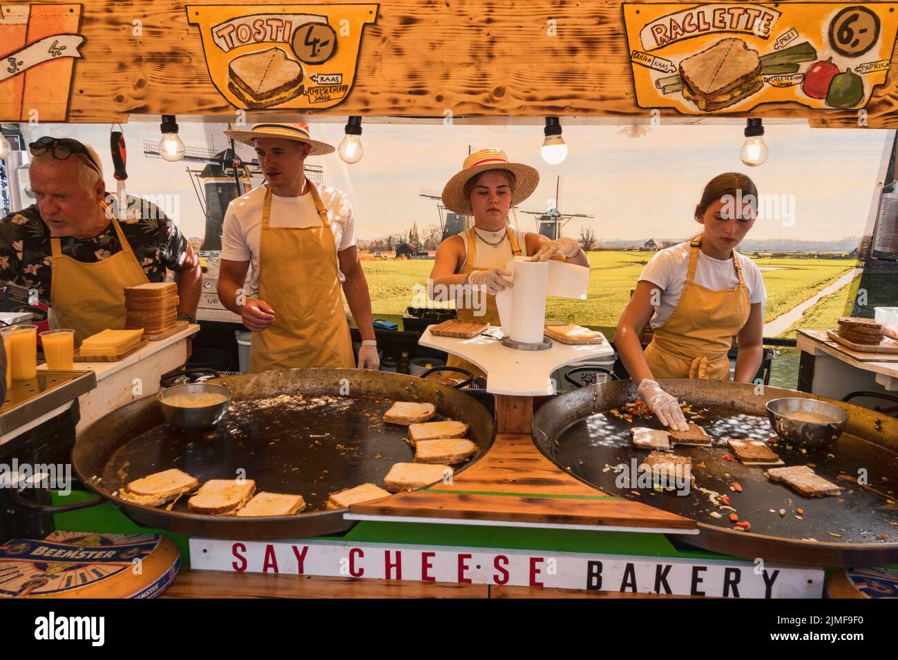 sandwichs au fromage vendus sur le marché à alkmaar Banque D'Images