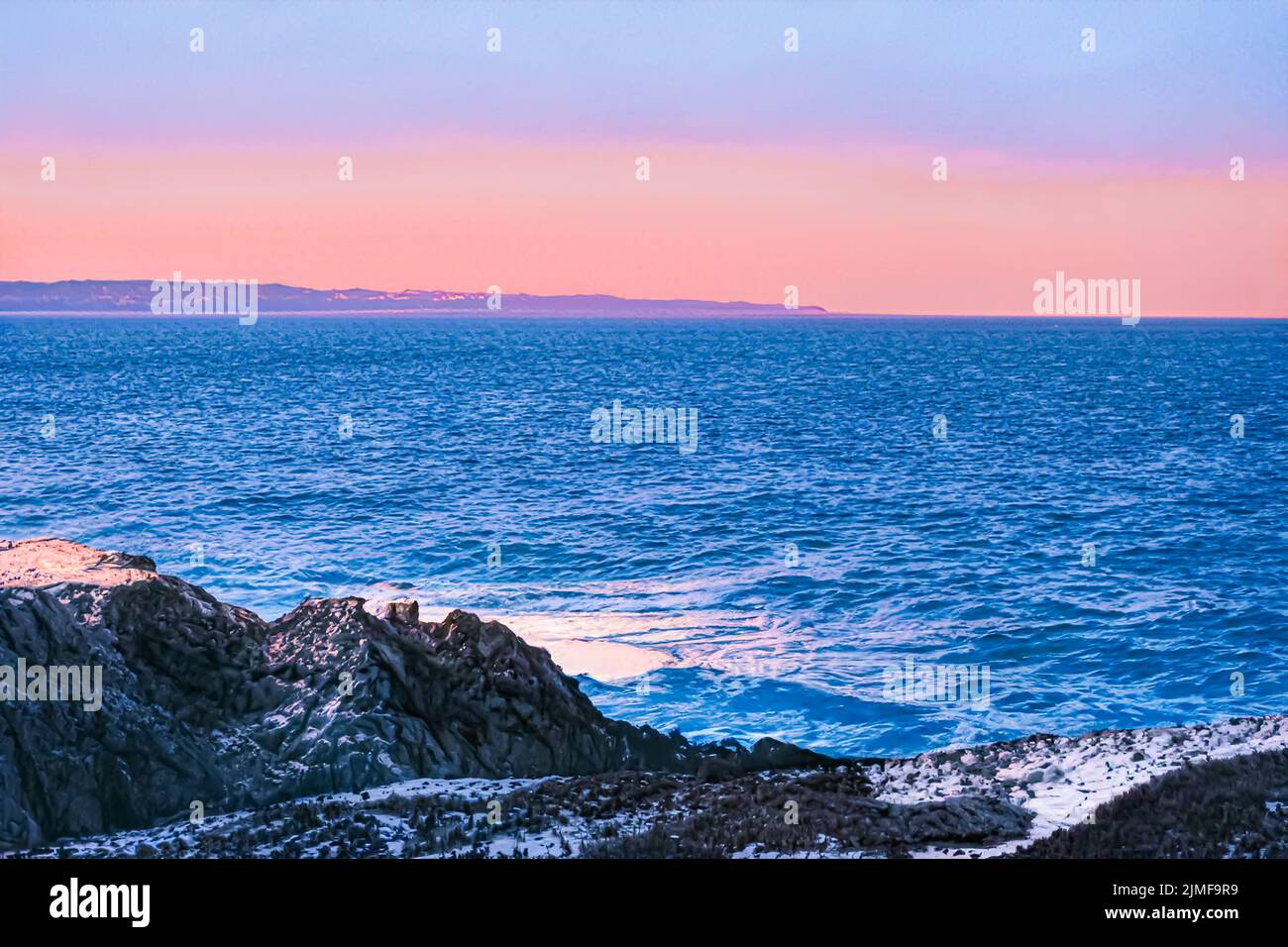 Paysage de rêve d'hiver et de Noël.Côte de mer gelée et montagnes couvertes de neige comme arrière-plan de vacances Banque D'Images