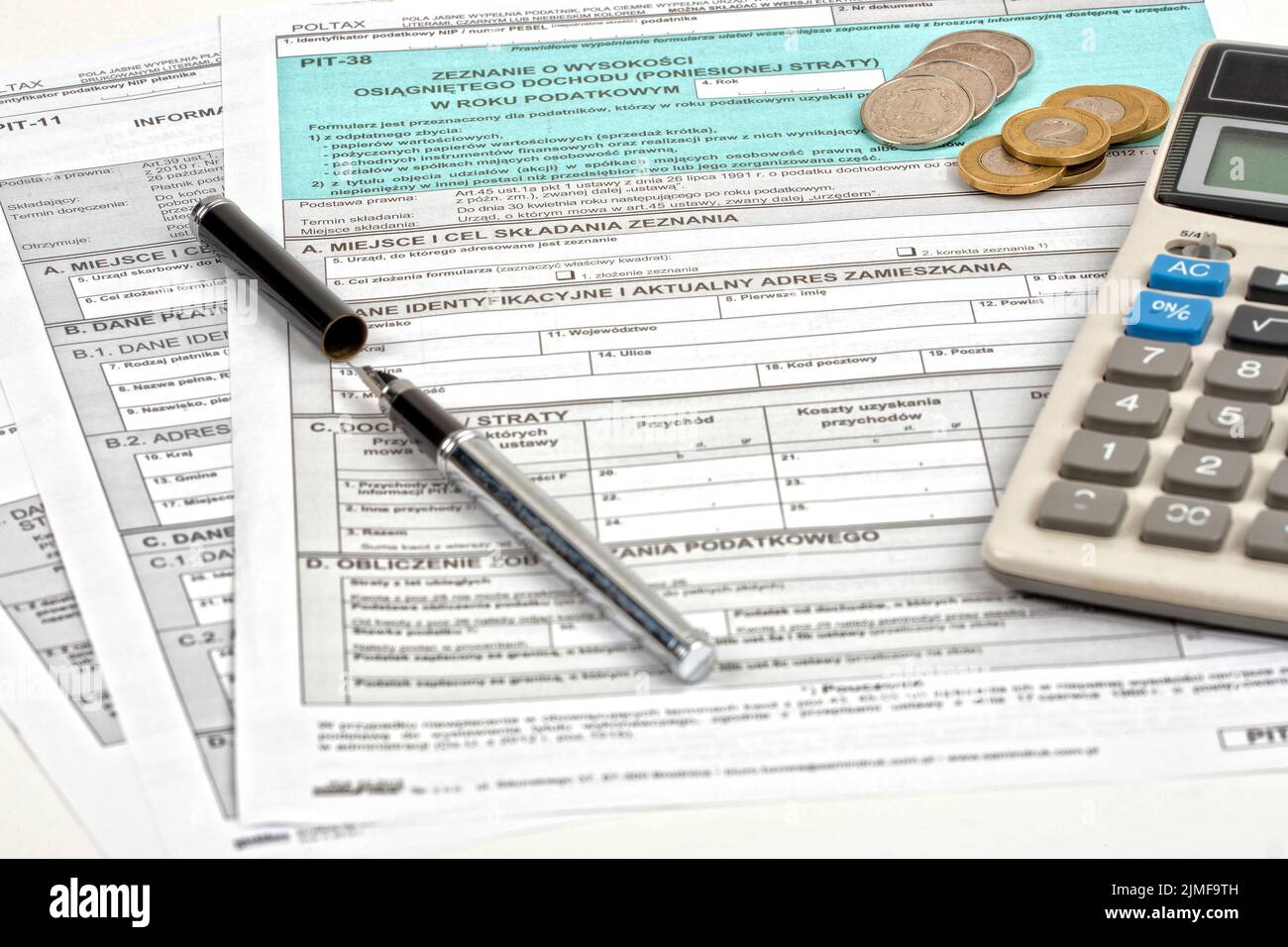 Déclaration d'impôt polonaise avec stylo et pièces Banque D'Images