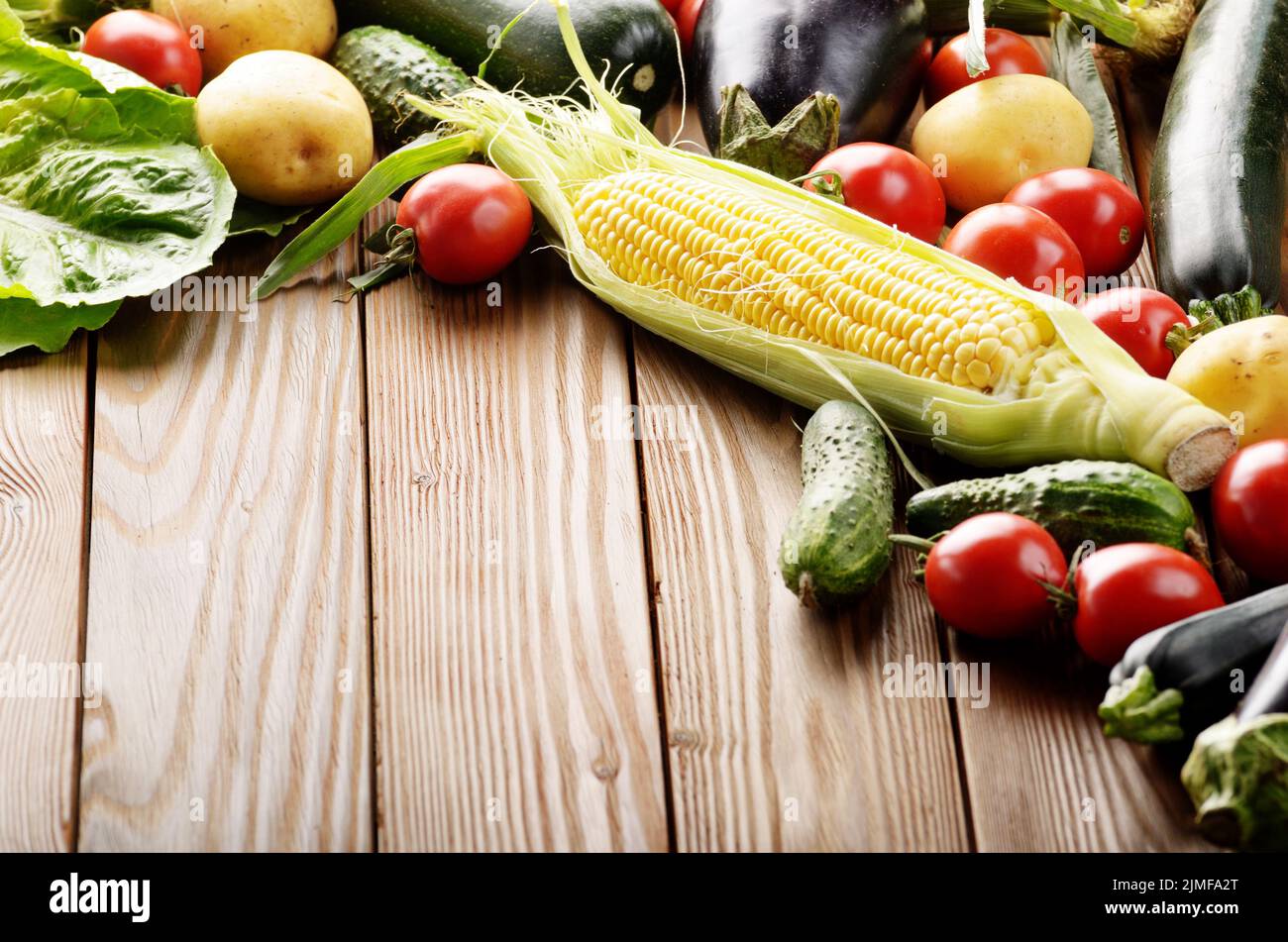 Légumes frais biologiques ingrédients alimentaires sur table de cuisine en bois, arrière-plan. L'espace pour le texte. Banque D'Images