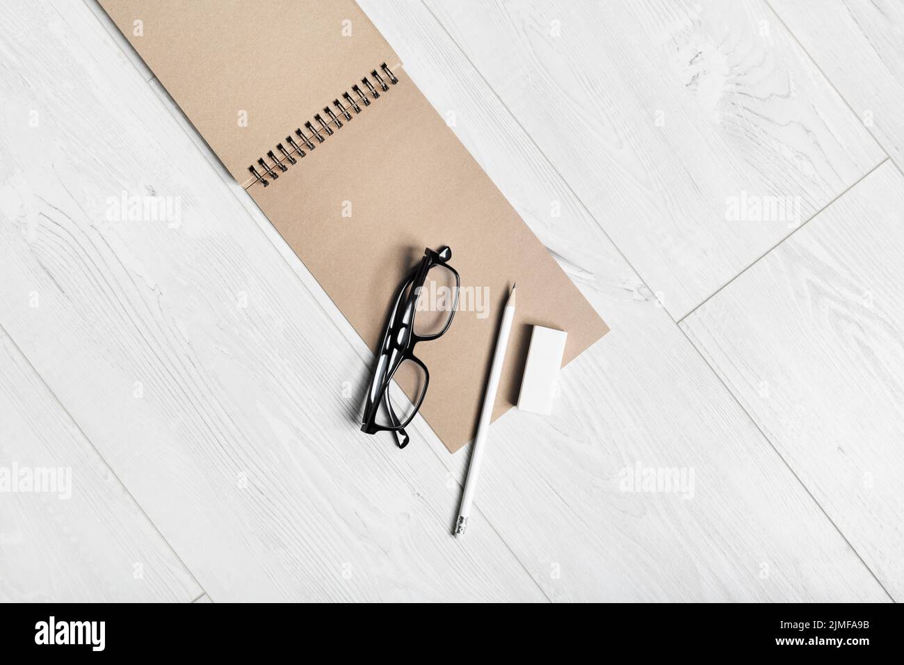 Carnet d'esquisses, lunettes, crayon, gomme Banque D'Images