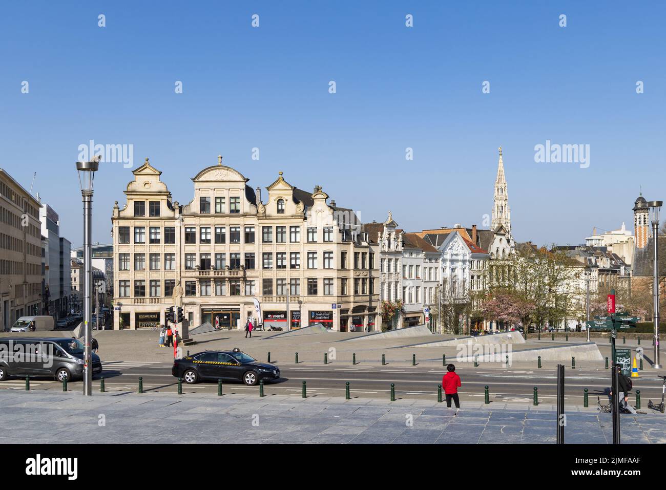 Bruxelles, Belgique - 25 mars 2022 : vue du Mont des Arts et de la gare centrale avec statue de la reine Elisabeth à Bruxelles, Belgique Banque D'Images