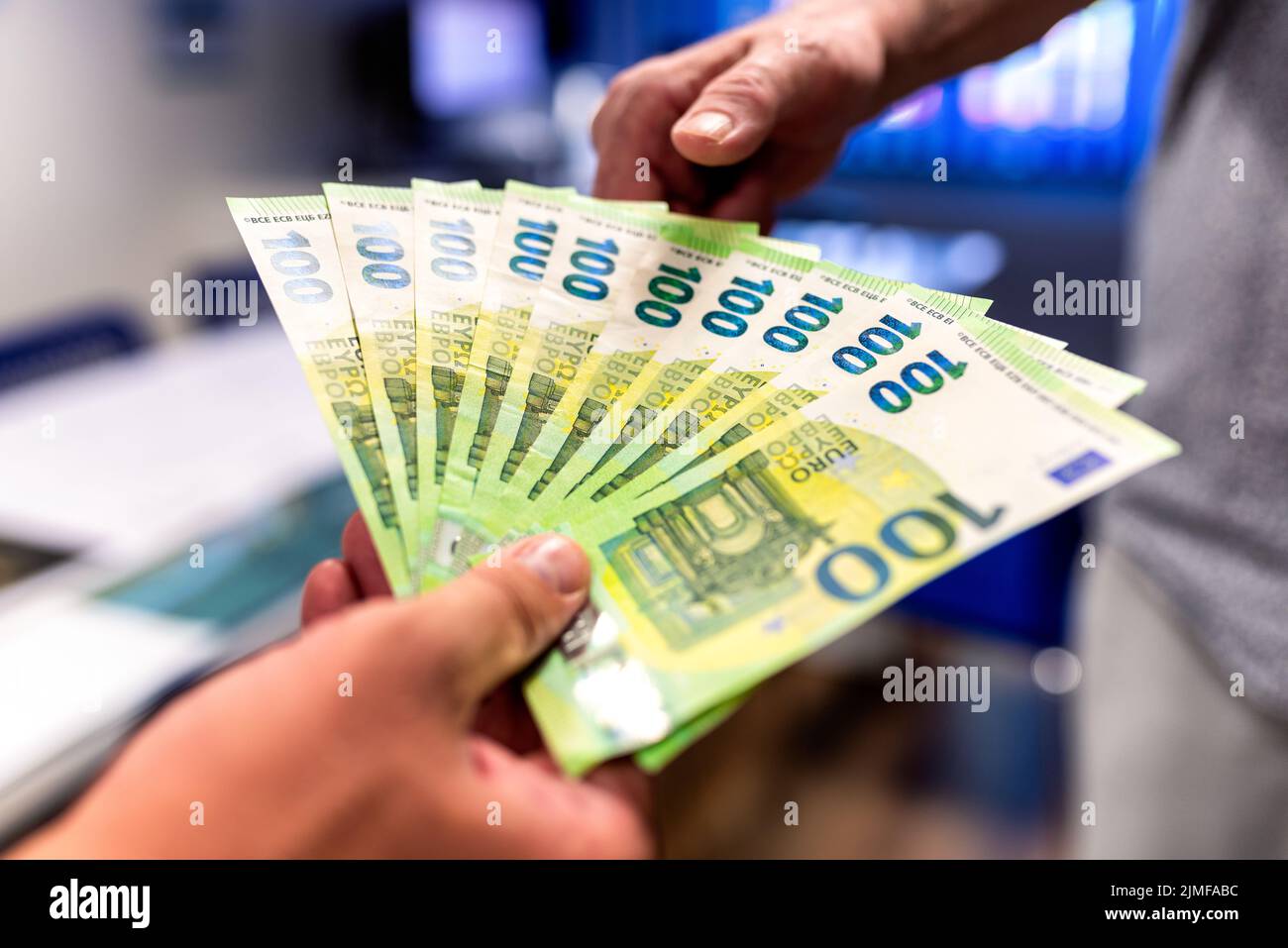 Mains humaines acceptant une offre d'argent billets en euros.Pape rmoney en main Banque D'Images