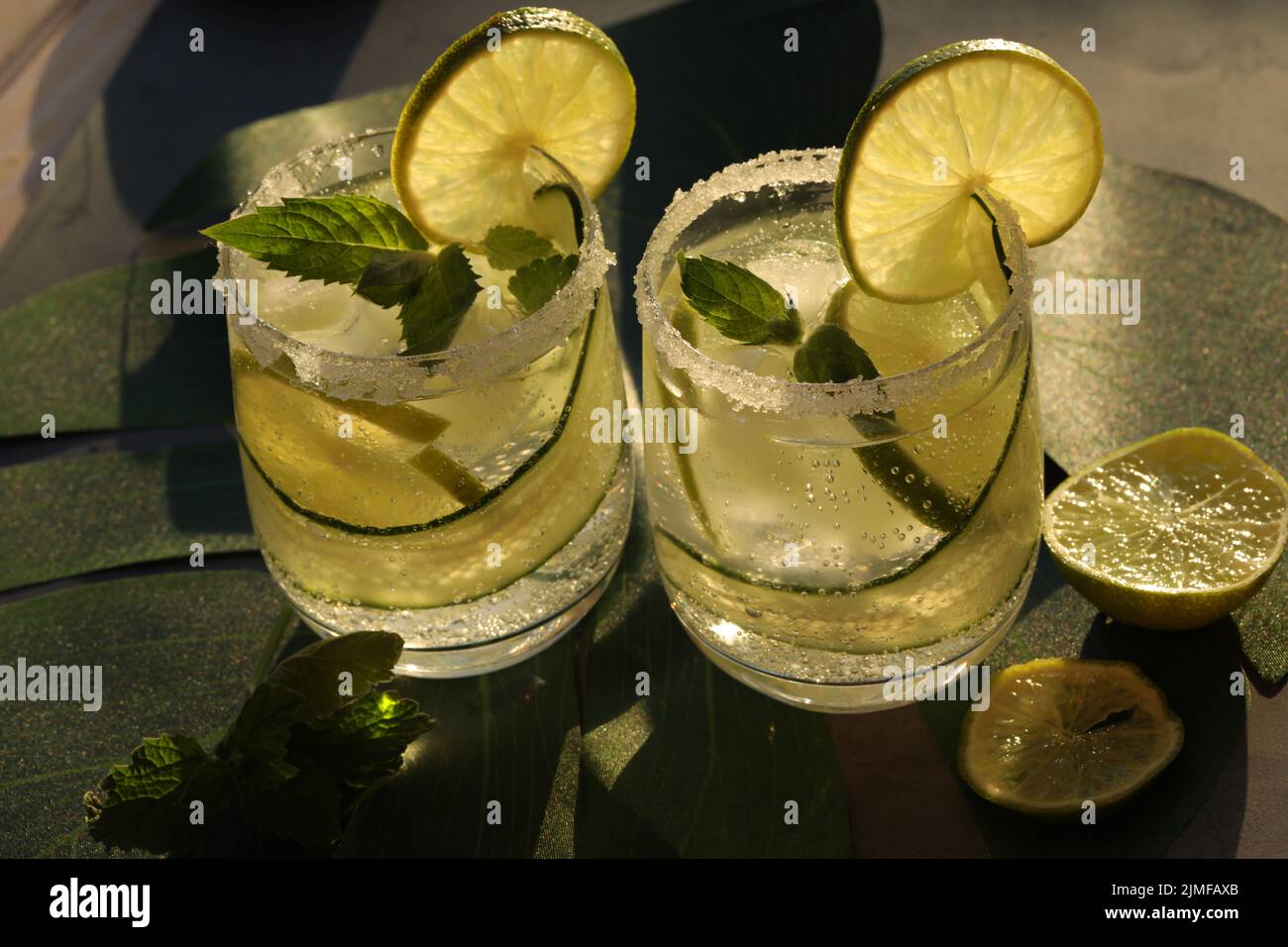 verres avec limonade fraîche à la menthe et au citron vert Banque D'Images