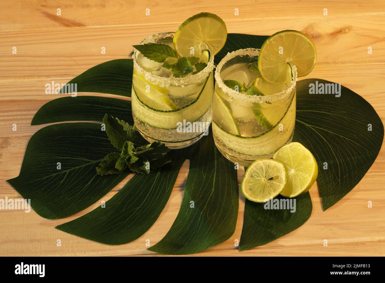 verres avec limonade fraîche à la menthe et au citron vert Banque D'Images